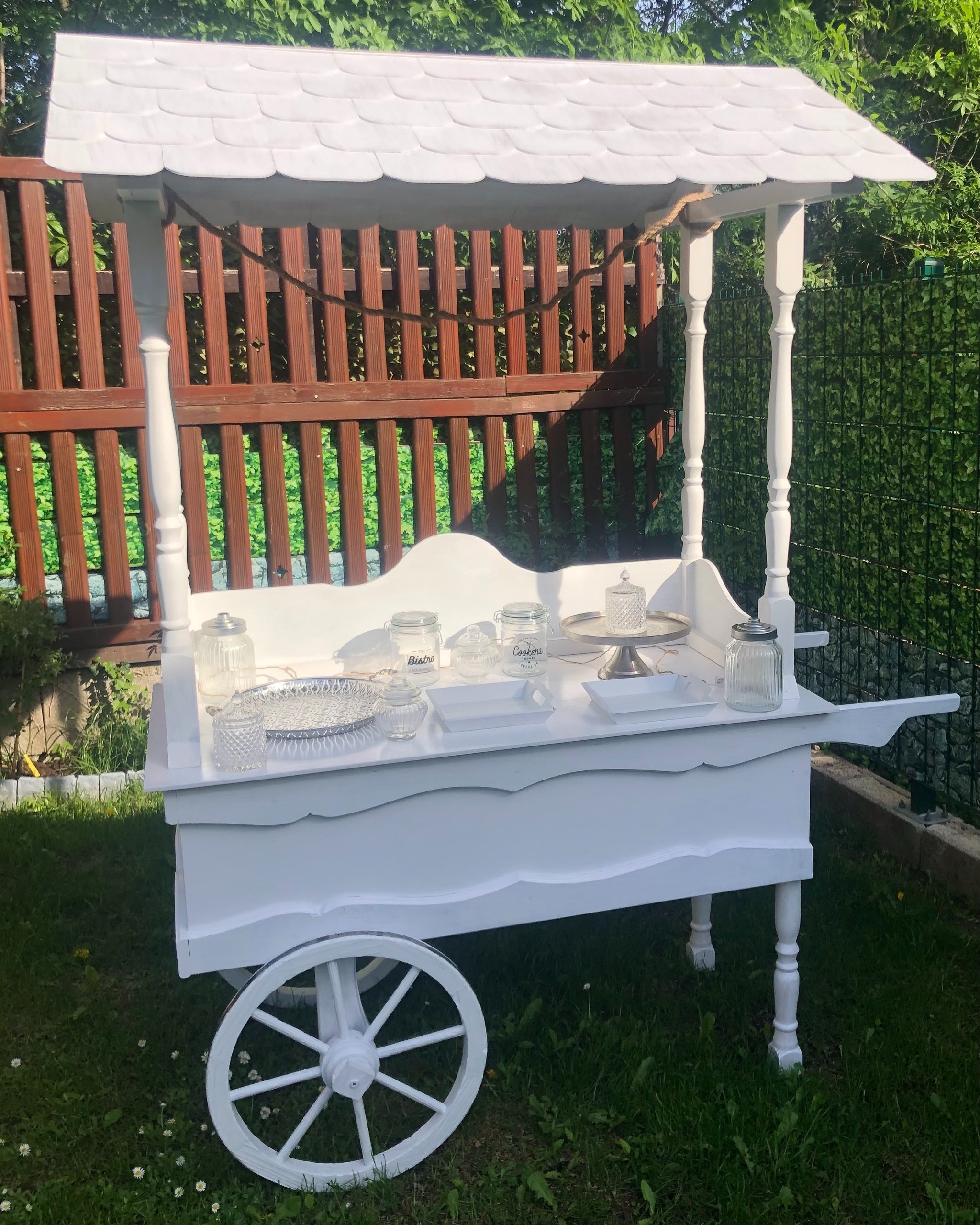 Eventausstattung mieten – Tische, Stühle, Dekoration
